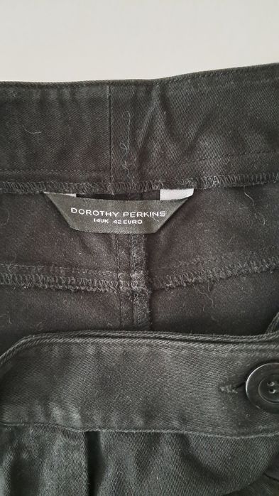 Czarna spódnica wykończona metalowymi kuleczkami