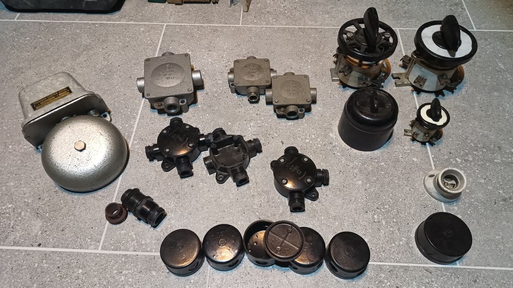 Sprzęt elektroinstalacyjny z okresu PRL.