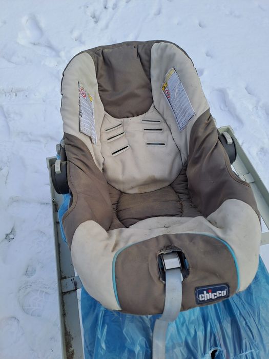 Fotelik samochodowy.  Nosidełko dla dziecka.