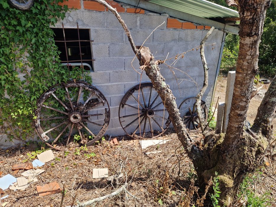 Ferragens de carroças velhas