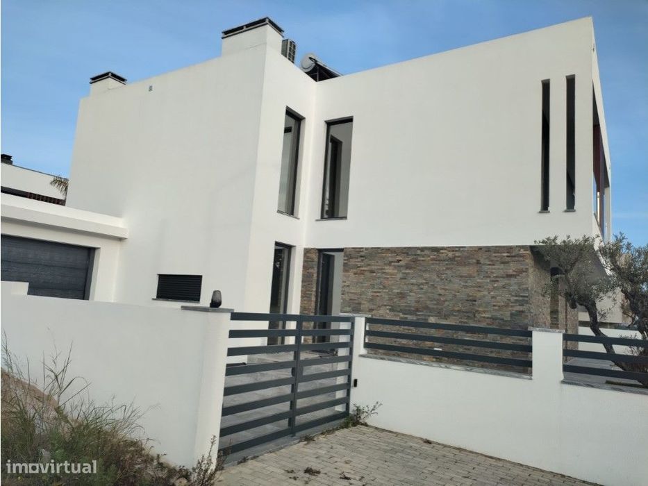 Moradia Geminada muito bem localizada, zona da Quinta da Fabrica Va...