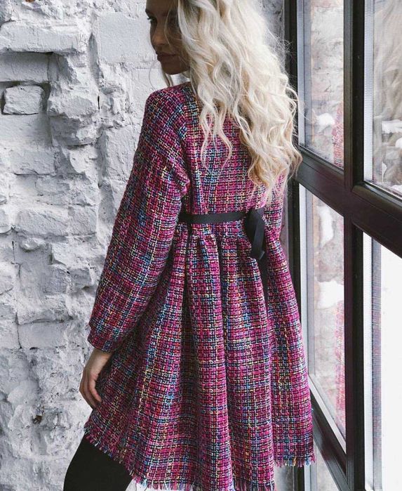 Стильна твідова сукня в яскравих кольорах