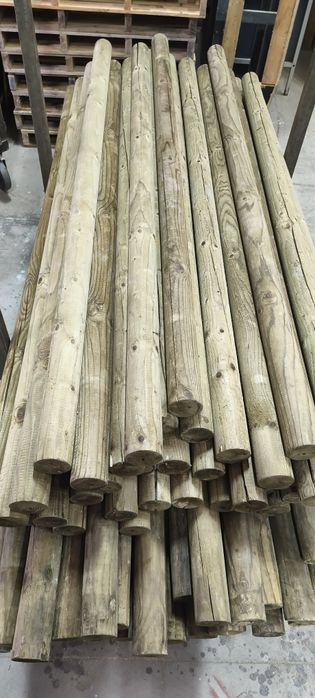 Postes de madeira tratada