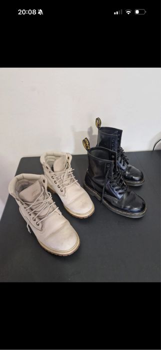 2 botas. 1 dr martens preta e 1 timberlands creme