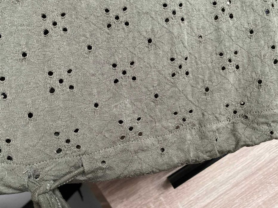 Ażurowy T-shirt khaki - Reserved - XS