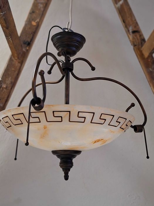 Klasyczna mosiężna lampa stołowa