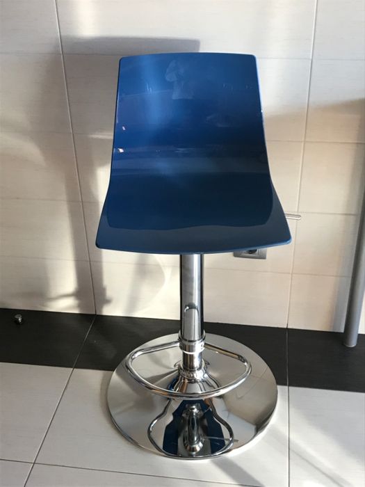 Lote de 2 Cadeiras giratórias e elevatórias em azul NOVAS