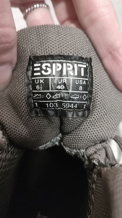 Нові черевики Esprit