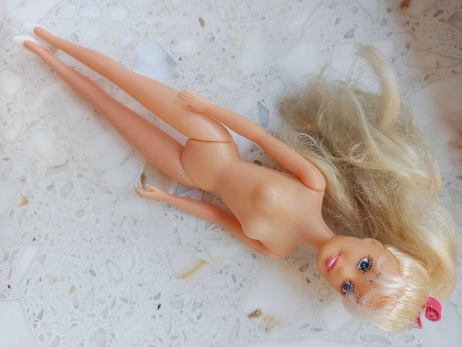 Lalka Barbie (w białych szpilkach)