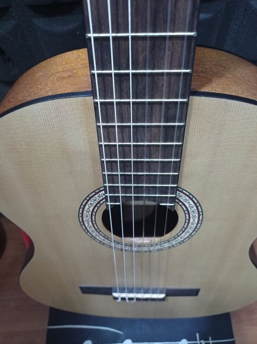 Guitarra nova de 4/4