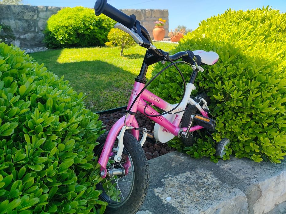 Bicicleta de menina com rodas de apoio