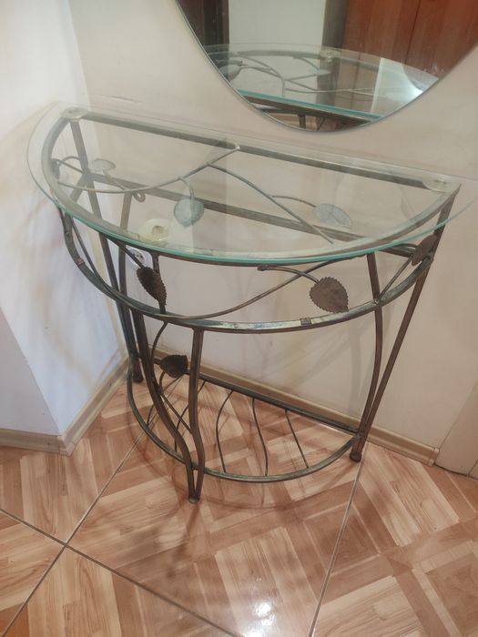 Столик  кований .Новий. Висота 66.5,60 ширина.