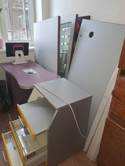 Стіл з витяжкою, зеркала для салонів красоти.