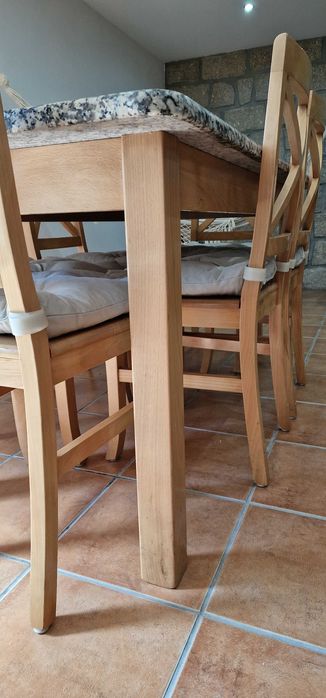 Mesa com tampo de pedra + 6 cadeiras