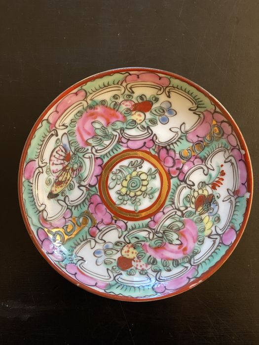 Conjunto de 6 pequenos pratos decorativos em porcelana