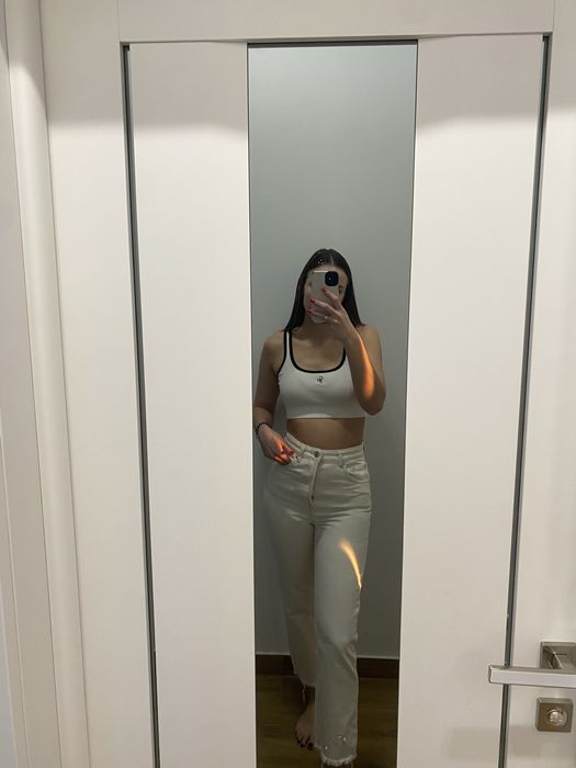 Джинси в оголошенні 6 пар