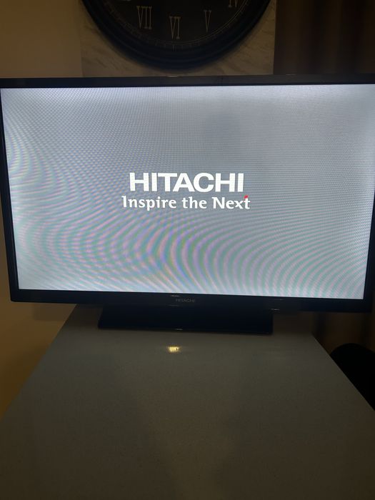 TV Hitachi 32’ + Suporte de parede