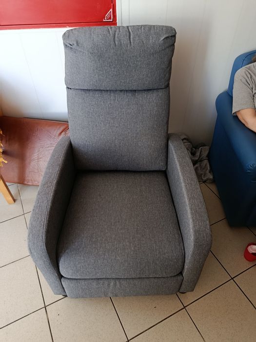 Cadeirão de tecido com apoio de pés