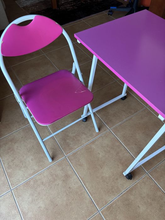 Secretaria e cadeira menina
