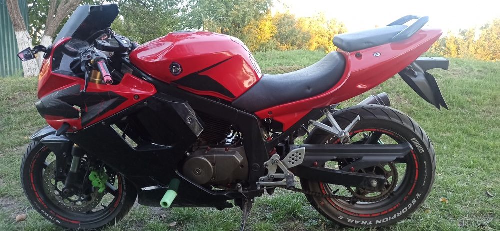 Hyosung GT 250R.
