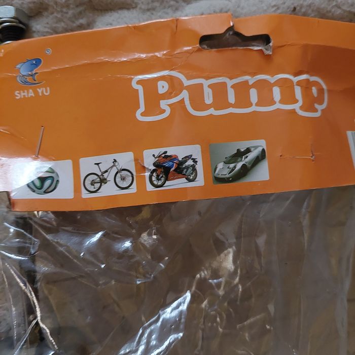 Nowa pompka nożna do roweru.