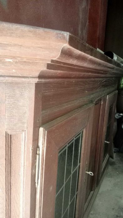 Móvel de sala com portas de vidro