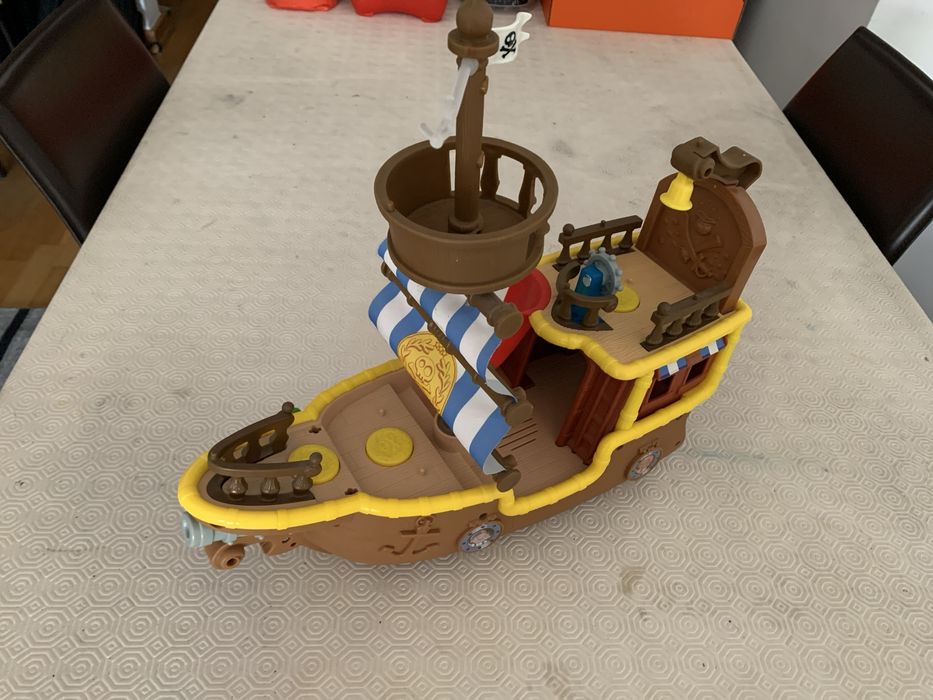 Jake's Boat + Pirates64729962432641122