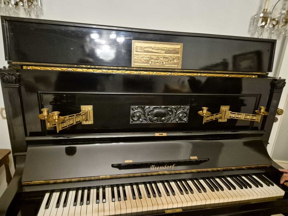 Piano acústico vertical Miendorf com número de serie 31940 fabricado na Alemanha entre 1900 e 1910 e adquirido na casa de pianos valentim de carvalho