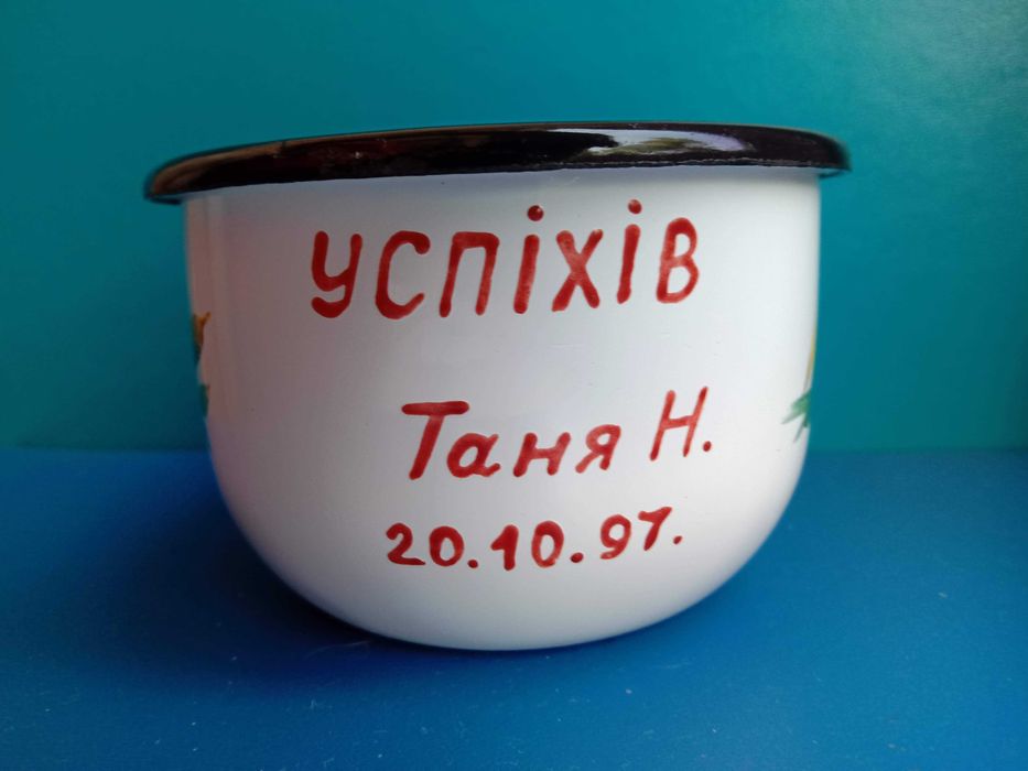 Эмалированные кружки. Белые, желтая, с рисунком. 5 шт. Посуда СССР