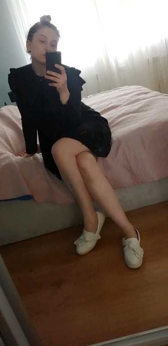 Mała czarna New Collection S sukienka falbanki