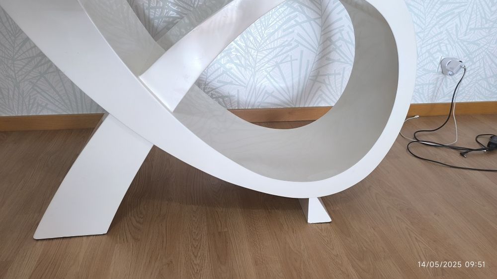 Mesa com tampo vidro/ pé madeira lacada