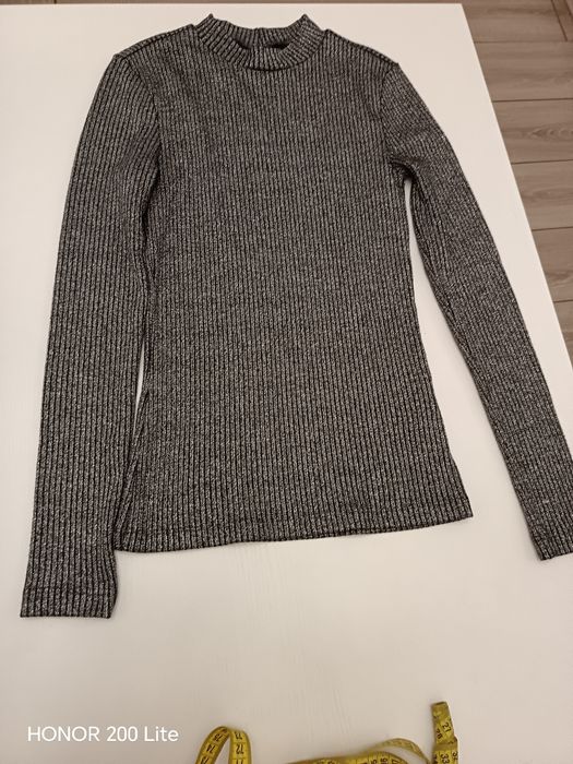 Błyszczący sweter damski