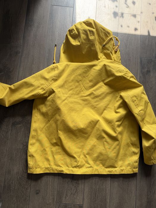 Весняна яскрава куртка дощовик