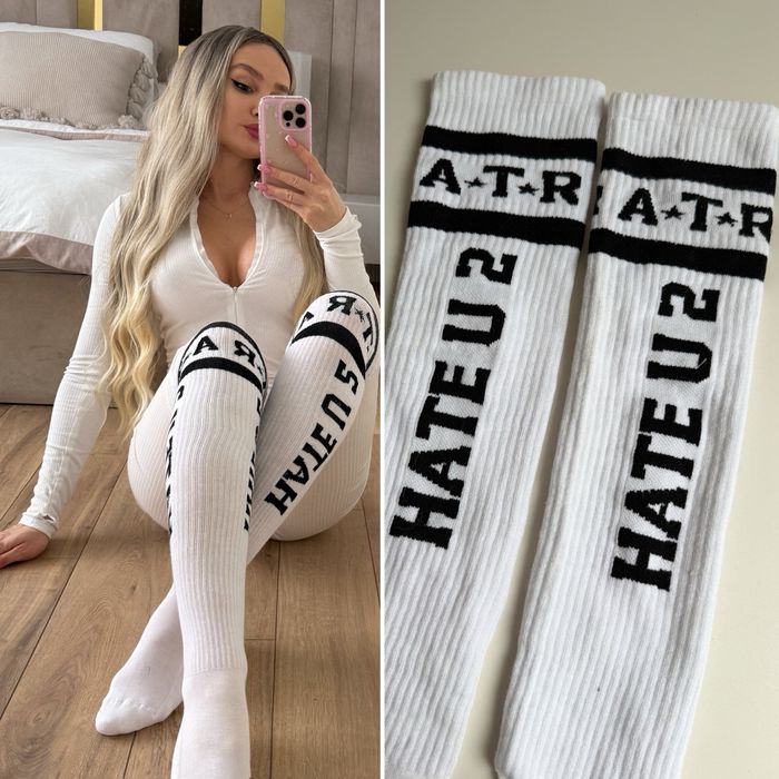 Białe długie skarpety zakolanówki Atr girl z napisem napis hate U