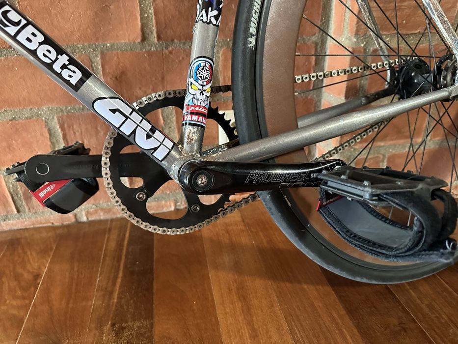 Bicicleta Fixie roda 29 single speed e cubo fixo, roda rotativa.