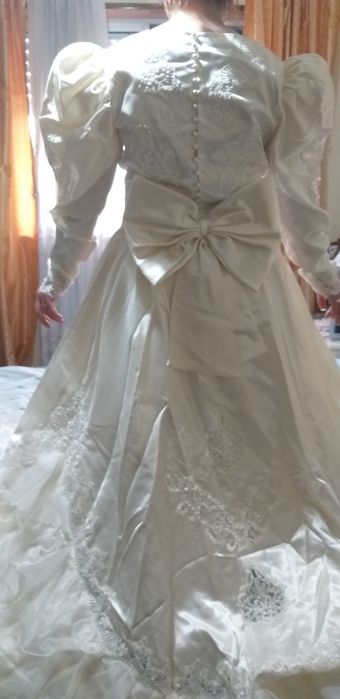 Vestido de noiva em cetim com perolas ,todo trabalhado como novo