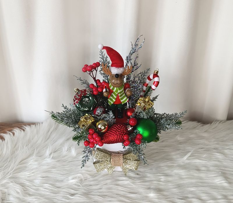 Świąteczna dekoracja z reniferem. Stroik na Boże Narodzenie.
