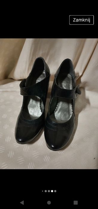 Eleganckie stylowe lakierowane półbuty na obcasie.