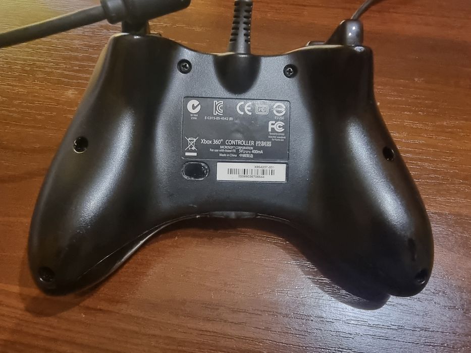 Pad przewodowy do konsoli Microsoft Xbox 360 czarny-orginalny .