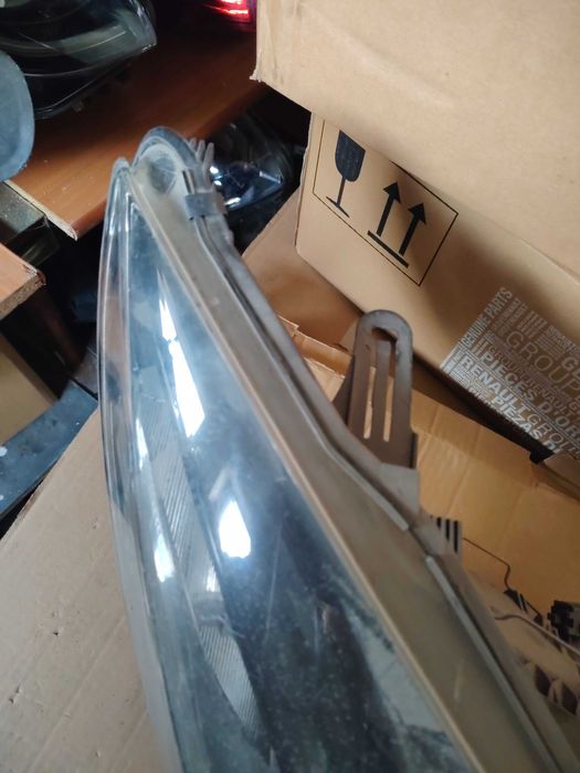 Sprzedam lampę do  renault megane III 2012 rok pierwszy lift uszkodzona