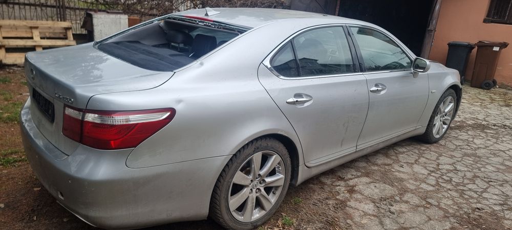 Uszkodzony lexus LS460