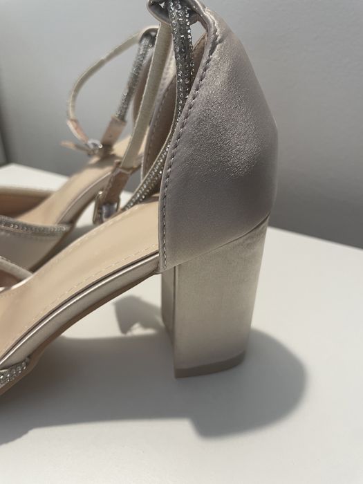 Весільні туфлі бежевого кольору