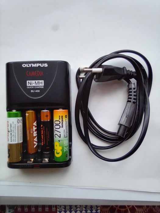 Зарядное устройство для аккумуляторов, малые ААА и большие АА.