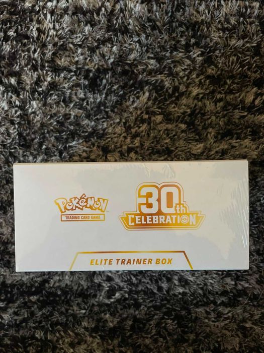 Pokémon TCG 30th Celebration Elite Trainer Box (30 anos)
