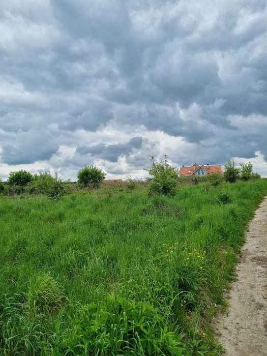 Продаж ділянки с.МАЛЕЧКОВИЧІ з двох сторін заїзд 60 до 1 га