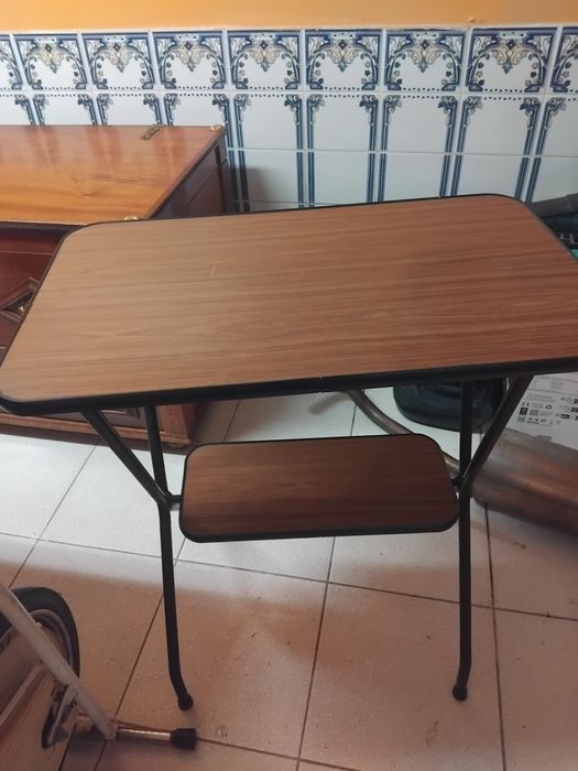 Mesa antigo para pôr uma televisão