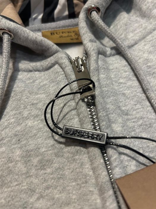 Bluza z kapturem marki Burberry.