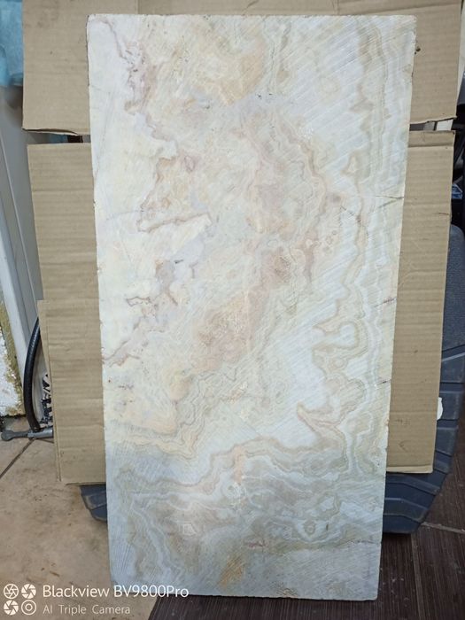 Плита из полудрагоценного камня оникс