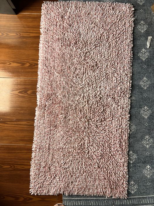 Tapete de quarto com franjas rosa