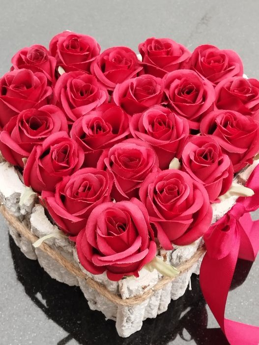 Stroik na grób cmentarz pomnik wiązanka sztuczne róże stroik  serce